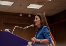 Nueva York crea un instituto para mejorar la vida de los inmigrantes La gobernadora de Nueva York, Kathy Hochul, anunció hoy la creación del Instituto de Investigación y Políticas de Integración de Inmigrantes para ayudar a estas personas a adaptarse a la vida en sus nuevas comunidades, a la educación superior y a integrarse en la fuerza laboral.