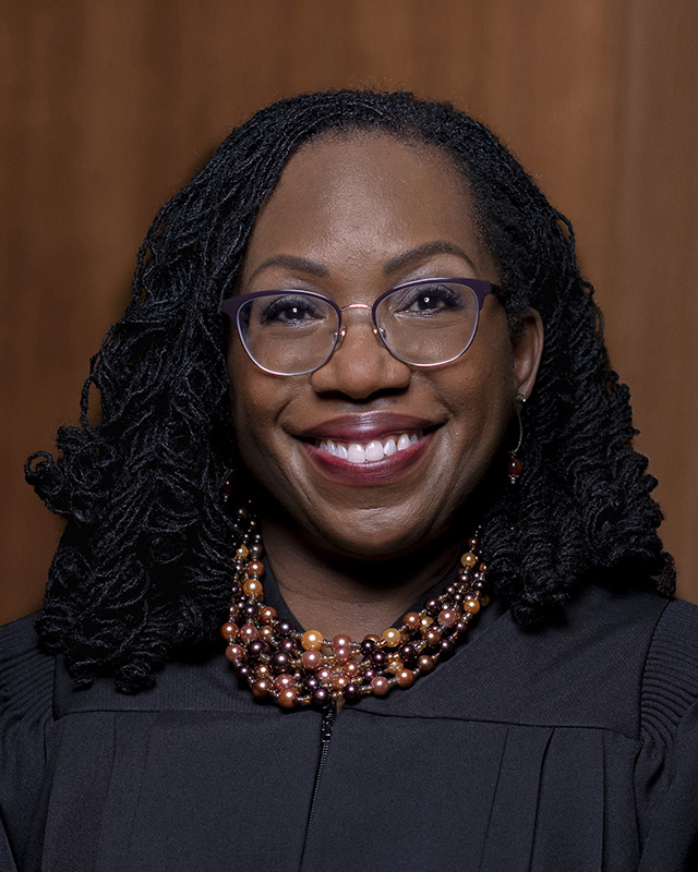 Ketanji Brown Jackson (Foto Wikipedia) Ketanji Brown Jackson, la primera jueza afroamericana del Tribunal Supremo de Estados Unidos, fue investida hoy como tal en una ceremonia a la que acudió el presidente del país, Joe Biden. (Foto de wikipedia)
