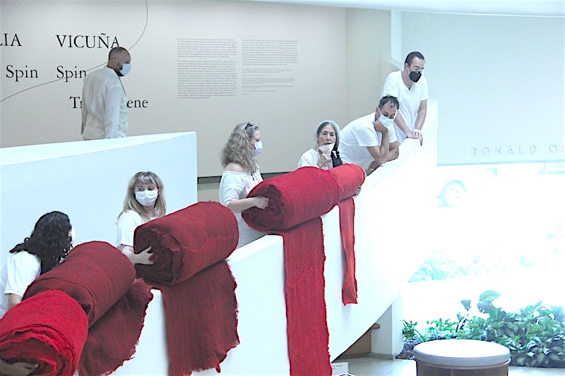 La chilena Cecilia Vicuña, quien es la primera artista latinoamericana en presentar una muestra individual en el afamado museo, estuvo presente durante la visita guiada ofrecida a los diplomáticos latinoamericanos.