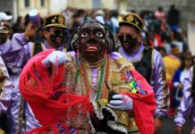 El personaje "Máma Negra" (c) recorre las calles en el tradicional rito mercedario en la cuidad de Latacunga (Ecuador). "La Mama Negra" es una celebración religiosa única en el mundo, considerada como Patrimonio Inmaterial de Ecuador.