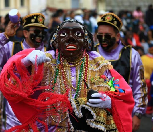 "La Mama Negra", el rito mercedario que vuelve a los Andes tras la pandemia El personaje "Máma Negra" (c) recorre las calles en el tradicional rito mercedario en la cuidad de Latacunga (Ecuador). "La Mama Negra" es una celebración religiosa única en el mundo, considerada como Patrimonio Inmaterial de Ecuador.