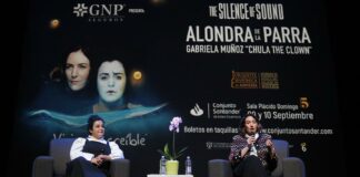La actriz mexicana Gabriela Muñoz (i) y la directora de orquesta Alondra de la Parra