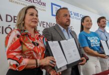 Niños migrantes en mexicana Tijuana recibirán educación con validez oficial La coordinadora estatal de albergues en Baja California, Guadalupe Reynoso (i) y la directora de la fundación Yes We Can, Estefanía Rebellón