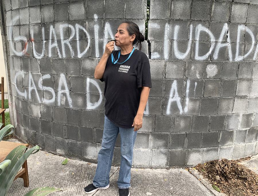 La silbatera, Sandra Elizabeth Briones, posa al termino de una entrevista con Efe, el 9 de septiembre de 2022, en el municipio de Ju&aacute;rez, en Nuevo Le&oacute;n (M&eacute;xico). 