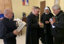 El limosnero pontificio, el encargado en el Vaticano de auxiliar a los pobres, el cardenal polaco Konrad Krajewski, se vio envuelto en un tiroteo cuando se encontraba repartiendo alimentos y bienes de primera necesidad en la localidad de Zaporiyia, en Ucrania.