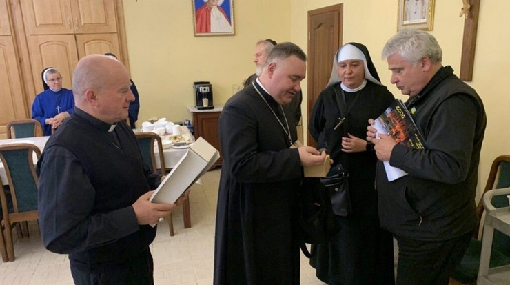 Limosnero del papa-Captura pantalla Vatican News El limosnero pontificio, el encargado en el Vaticano de auxiliar a los pobres, el cardenal polaco Konrad Krajewski, se vio envuelto en un tiroteo cuando se encontraba repartiendo alimentos y bienes de primera necesidad en la localidad de Zaporiyia, en Ucrania.