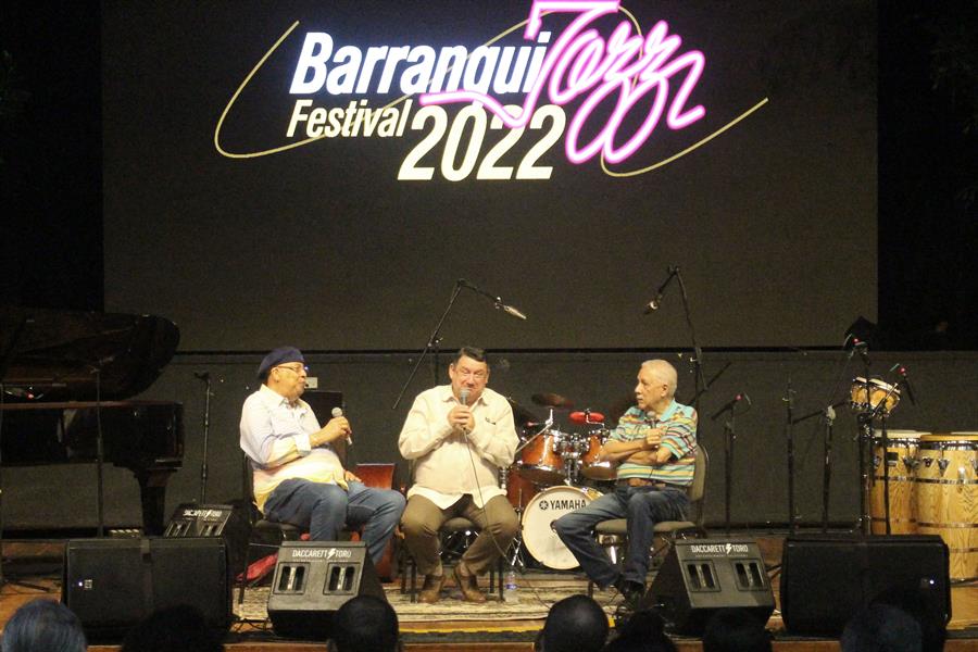 Los artistas Chucho Valdés (i) y Paquito D'Rivera (d) hablan hoy, durante un conversatorio (1)