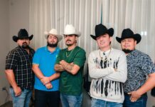 Los integrantes del grupo de música regional mexicana Los Dos Carnales