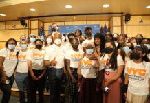 Los pasantes de CUNY realizaron divulgación proactiva y llegaron a cientos de miles de neoyorquinos, como en la Semana de Acción de Acceso a la Atención Médica del alcalde Eric Adams organizada con NYC CARE.