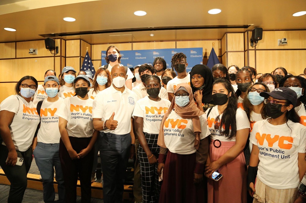 MAYOR ADAMS WITH INTERNS 1 Los pasantes de CUNY realizaron divulgación proactiva y llegaron a cientos de miles de neoyorquinos, como en la Semana de Acción de Acceso a la Atención Médica del alcalde Eric Adams organizada con NYC CARE.