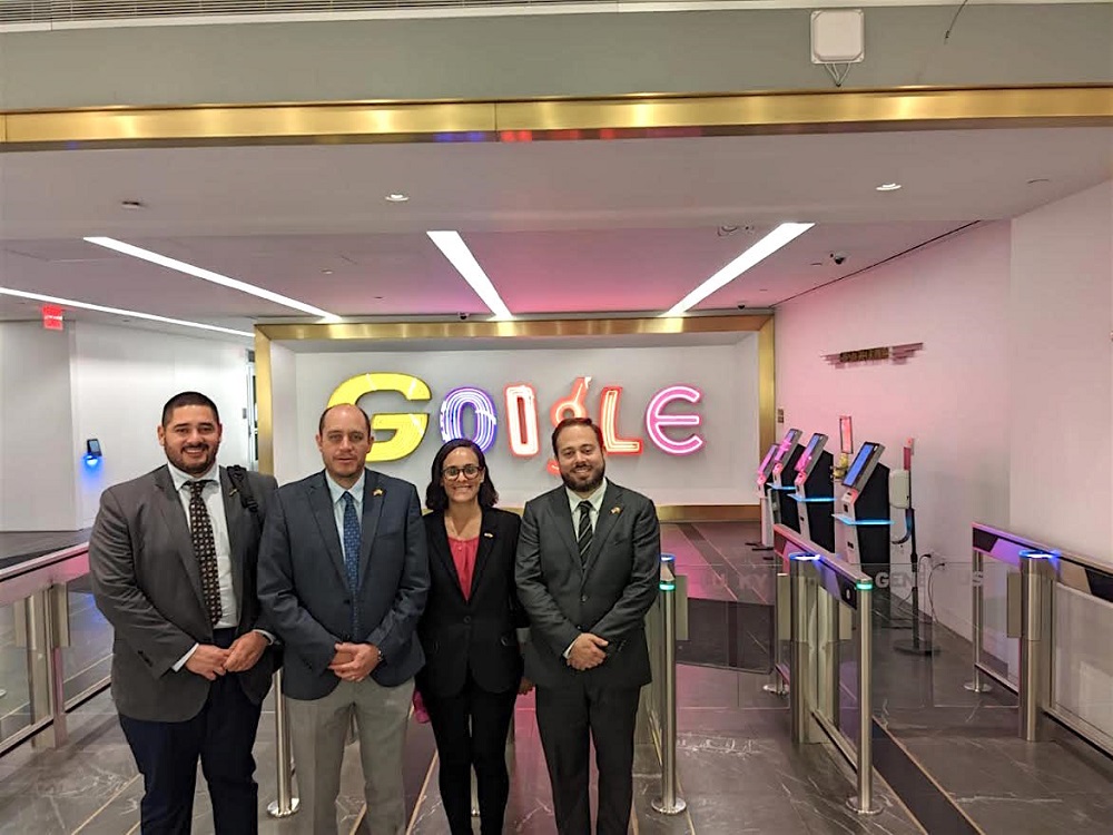 El ministro Julio Jos&eacute; Prado, segundo desde la Izq., junto a los funcionarios de la Oficina Comercial de Ecuador en Nueva York, dirigida por Juan Pablo Cuesta.