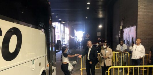 El comisionado de Inmigración de la ciudad de Nueva York, Manuel Castro (c), recibe a inmigrantes que llegan desde Texas, este viernes en la terminal neoyorquina de Port Authority, en pleno centro de Manhattan, Nueva York (EE.UU.).