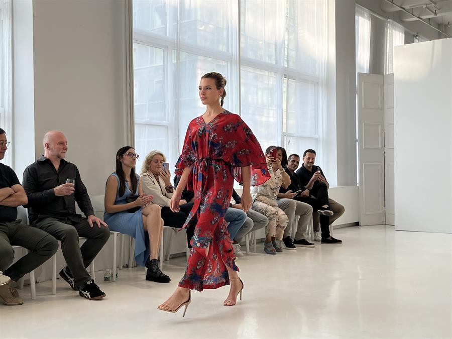 Modelos desfilan hoy, durante el evento de moda para la industria FashionLAB Market en Nueva York (EEUU).