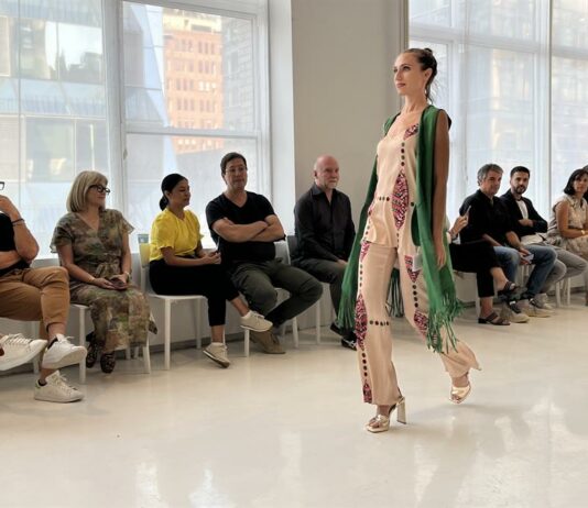 Un grupo de marcas españolas desfilaron este viernes en la apertura de la feria FashionLAB Market de Nueva York para seducir con la calidad y los diseños de sus prendas, su calzado y sus accesorios a los compradores mayoristas de Norteamérica y el Caribe.