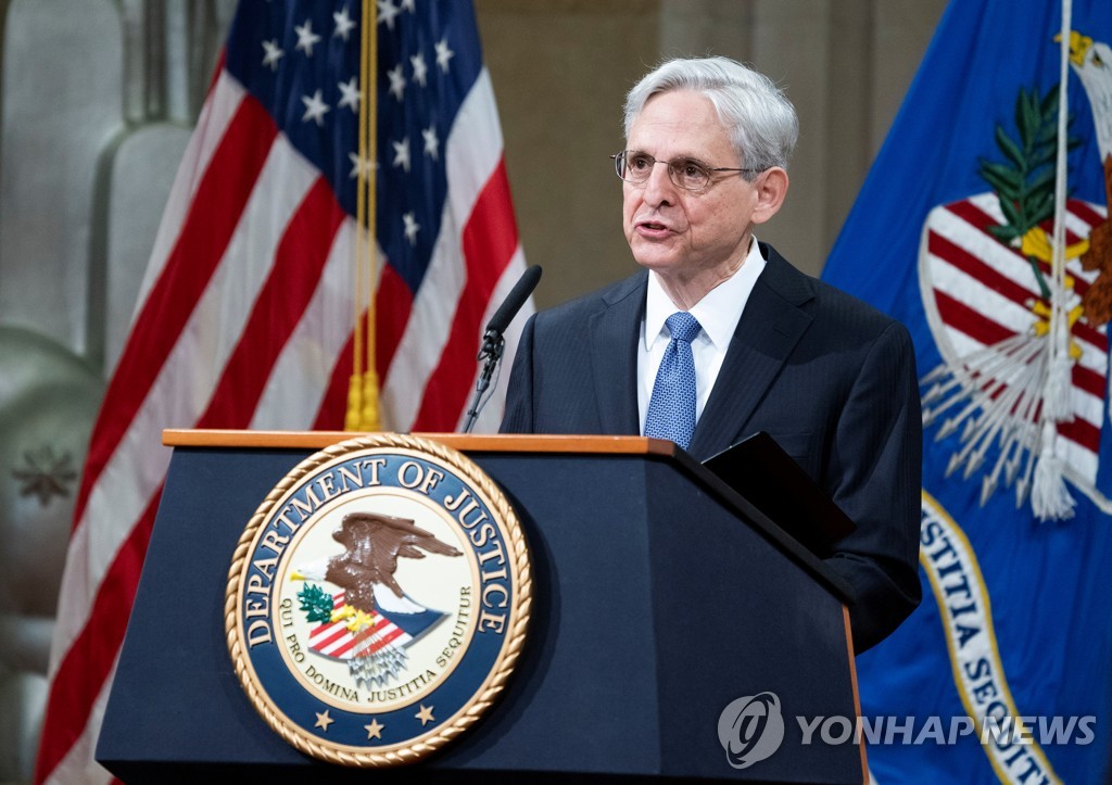 Merrick Garland Un grupo de congresistas demócratas solicitó este viernes al Departamento de Justicia estadounidense que investigue si se utilizaron fondos federales en el envío de inmigrantes venezolanos indocumentados por parte de autoridades republicanas hasta el estado demócrata de Massachussets.