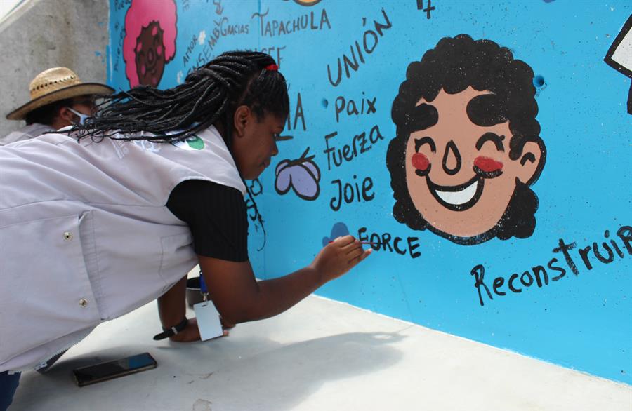 Migrante psicóloga haitiana pinta un mural en una antigua instalación de ferrocarriles MX Organizaciones civiles, en colaboración con la Agencia Adventista de Desarrollo y Recursos Asistenciales (ADRA) y el gobierno municipal de Tapachula, inauguraron los murales “Me llaman Migrante” con el objetivo de plasmar la travesía de los extranjeros por este lugar.