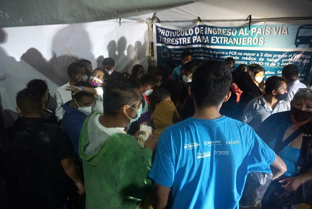 El Gobierno de Massachusetts anunció este viernes que trasladará a la Base Conjunta de Cape Cod (JBCC) a medio centenar de migrantes enviados de forma intempestiva la noche del miércoles por el gobernador de Florida, Ron DeSantis, a la isla Martha's Vineyard.