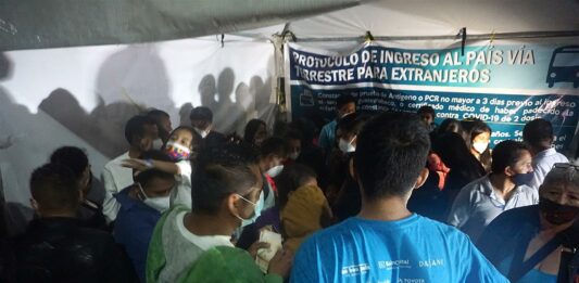 El Gobierno de Massachusetts anunció este viernes que trasladará a la Base Conjunta de Cape Cod (JBCC) a medio centenar de migrantes enviados de forma intempestiva la noche del miércoles por el gobernador de Florida, Ron DeSantis, a la isla Martha's Vineyard.