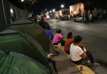 Venezolanos saturan la frontera de México con EE.UU. ante la extensión del TPS Miles de migrantes venezolanos han saturado la frontera de México con Estados Unidos, en particular la de Juárez-El Paso, donde en la última semana han cruzado un promedio 660 al día por el río Bravo, de acuerdo con datos de la Patrulla Fronteriza.