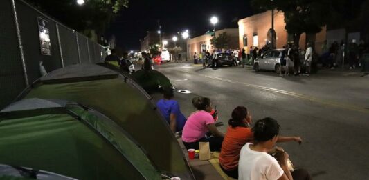Miles de migrantes venezolanos han saturado la frontera de México con Estados Unidos, en particular la de Juárez-El Paso, donde en la última semana han cruzado un promedio 660 al día por el río Bravo, de acuerdo con datos de la Patrulla Fronteriza.