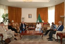 El enviado especial de Estados Unidos para el Cuerno de África, Mike Hammer, se reunió hoy en Adís Abeba con el presidente de la Comisión de la Unión Africana (UA), Moussa Faki Mahamat, con el fin de impulsar un diálogo de paz tras reanudarse las hostilidades en el norte de Etiopía.