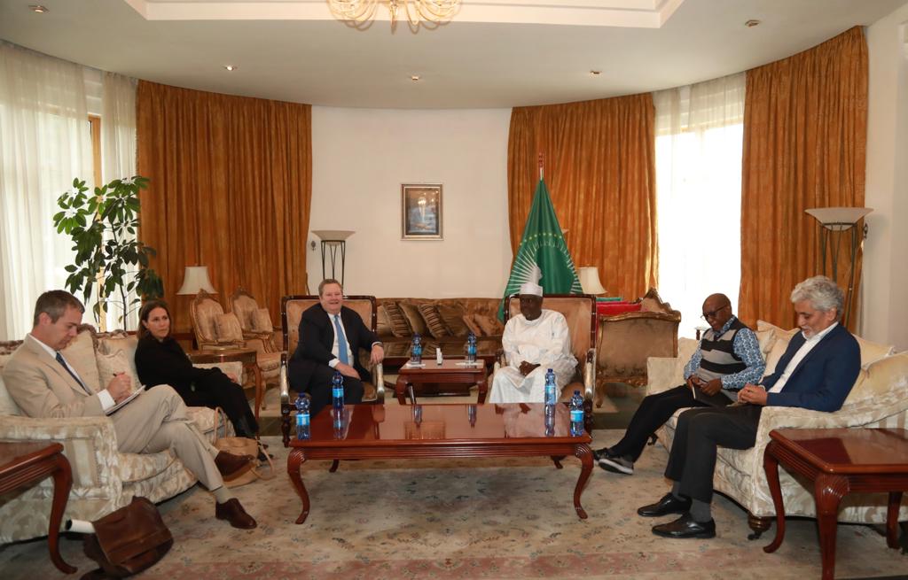 Mike Hammer, se reunió hoy en Adís Abeba-Foto twitter El enviado especial de Estados Unidos para el Cuerno de África, Mike Hammer, se reunió hoy en Adís Abeba con el presidente de la Comisión de la Unión Africana (UA), Moussa Faki Mahamat, con el fin de impulsar un diálogo de paz tras reanudarse las hostilidades en el norte de Etiopía.