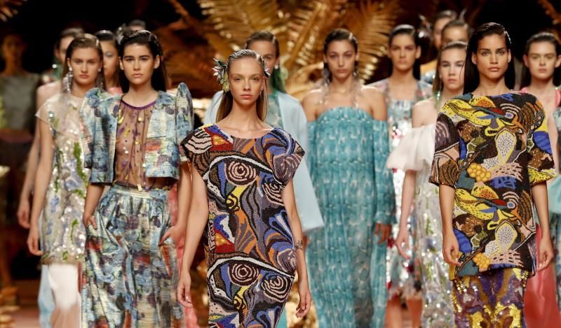 Moda en NY El talento indígena norteamericano destacó este viernes en la primera jornada de la Semana de la Moda de Nueva York, donde varias diseñadoras reivindicaron su talento y vistieron la próxima temporada con los colores vivos y estampados geométricos que lucieron sus ancestros.