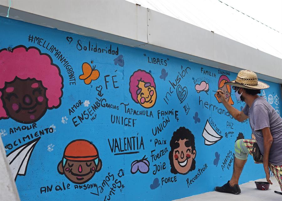 Una migrante psicóloga haitiana pinta un mural en una antigua instalación de ferrocarriles donde se ha edificado un Centro de Desarrollo Comunitario (CEDECO), hoy en la ciudad de Tapachula, en el estado de Chiapas (México).