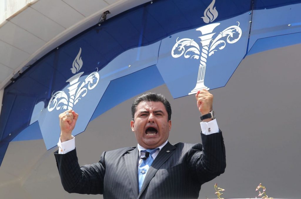 Naasón Joaquín García El líder de la iglesia La Luz del Mundo, Naasón Joaquín García, enfrenta una nueva demanda civil en Los Ángeles presentada por las cinco víctimas que fueron nombradas en el caso criminal, y otras tres víctimas preparan otra querella legal, dijo hoy a Efe la abogada que las representa.