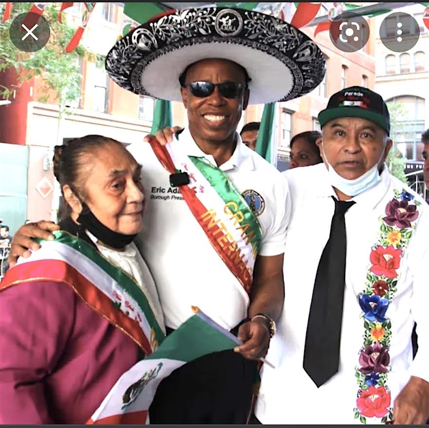 El entonces presidente del condado de Brooklyn, Eric Adams, participando en el 28o Desfile Mexicano de Manhattan en el 2021, junto a su fundadora Patricia Hernández y a su esposo Mariano Hernández