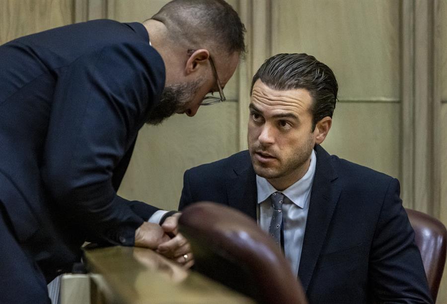 Pablo Lyle (d) habla con su abogado Alejandro Sola durante la primera audiencia oral de su juicio