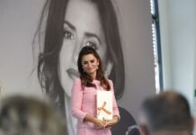 La actriz española Penélope Cruz citó hoy al poeta Kavafis al recibir el Premio Nacional de Cinematografía, para decir que su viaje a Itaca está siendo "mucho más emocionante" de lo que había imaginado, en un mundo como el del cine, para el que pidió mantener el apoyo institucional.