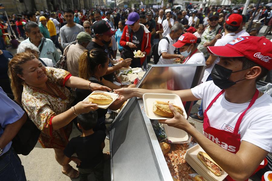 Personas comen tortas en el marco del Día de la Torta Ahogada (4)