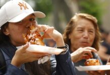 Personas comen tortas en el marco del Día de la Torta Ahogada (4)