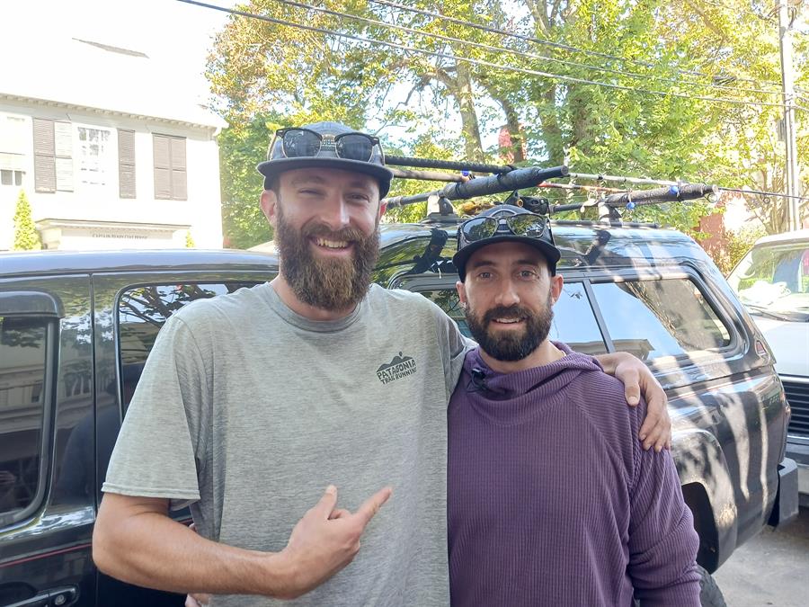 Los pescadores Nathan Ruchames y Adam Karwiel hoy, en el pueblo de Edgartown, estado de Massachusetts (EE.UU.).