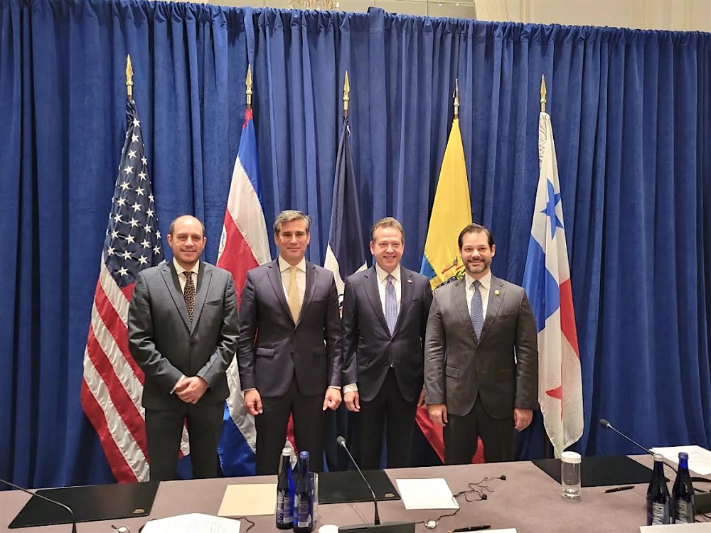 El Ministro Julio Jos&eacute; Prado, junto a sus hom&oacute;logos de Costa Rica, Rep&uacute;blica Dominicana y Panam&aacute;, durante una de las reuniones econ&oacute;micas realizadas en Nueva York.