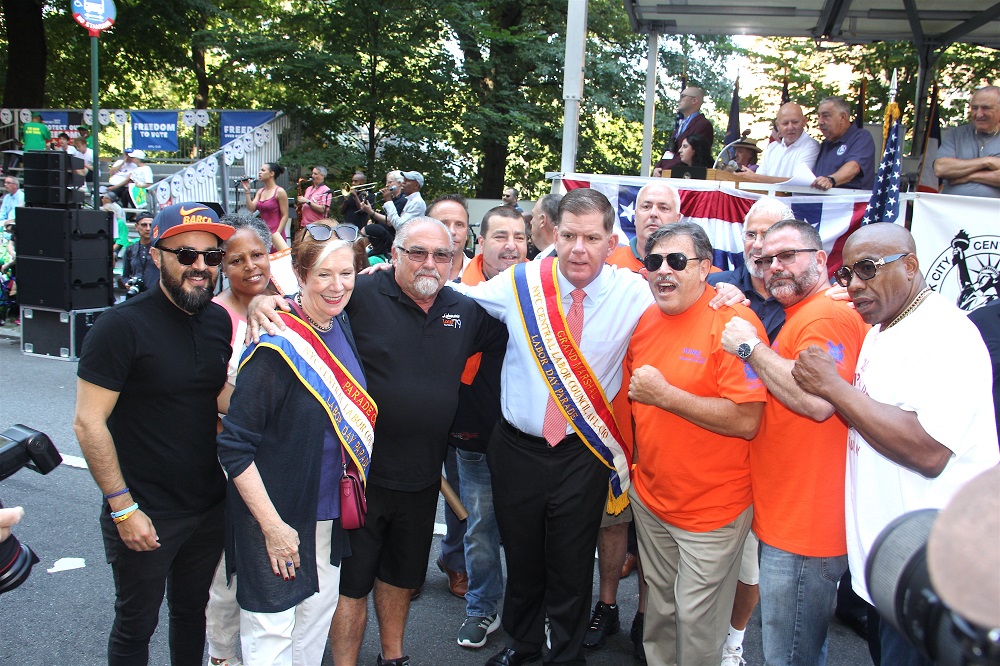 Hijo de inmigrantes, Martin Walsh J. Secretario de Trabajo de Estados Unidos, Gran Mariscal del Desfile de los Trabajadores y la Comisionada de Trabajo del Estado de Nueva York, Roberta Reardon, compartieron con los l&iacute;deres latinos, entre ellos el concejal Francisco Moya y el sindicalista ecuatoriano Luis Montalvo.