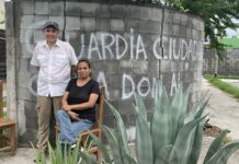 Habitantes del norte de México crean autodefensas contra violencia y narcos El líder de la "Guardia Ciudadana Vistas Terranova", Sergio Rey González (i), posa acompañado de la silbatera, Sandra Elizabeth Briones, al termino de una entrevista.
