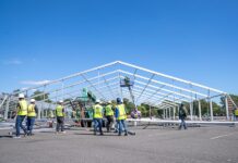 Trabajadores instalan carpas temporales de un centro de ayuda humanitaria para dar alojamiento a inmigrantes