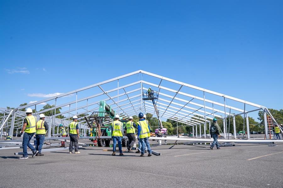 Trabajadores instalan carpas temporales de un centro de ayuda humanitaria para dar alojamiento a inmigrantes Trabajadores instalan carpas temporales de un centro de ayuda humanitaria para dar alojamiento a inmigrantes