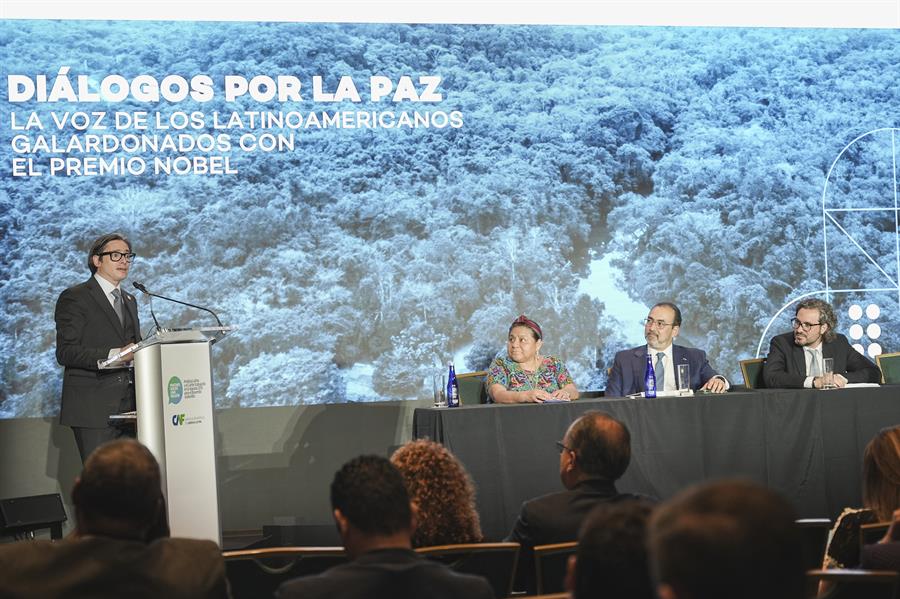 Tres premios n&oacute;beles latinoamericanos de la paz expusieron hoy en Nueva York sus recetas para propiciar la paz