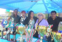 Frente a la mesa donde lucían los seis elegantes trofeos para los campeones del torneo de verano de la Liga Mexicana de Sunset Park en las diferentes categorías y sus respectivas medallas, posó la concejal Alexa Avilés, tercera de Izq. a Der. junto al director de la liga y los testigos de honor.