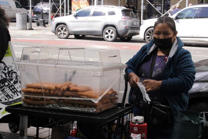 Vendedores ambulantes de la Gran Manzana participan en una marcha para reclamar licencias de venta ambulante (1) Vendedores ambulantes de la Gran Manzana participan en una marcha para reclamar licencias de venta ambulante (1)