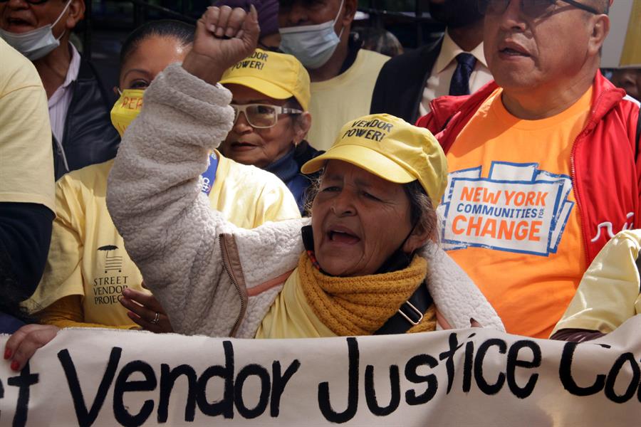 Vendedores ambulantes de la Gran Manzana participan en una marcha para reclamar licencias de venta ambulante (1)