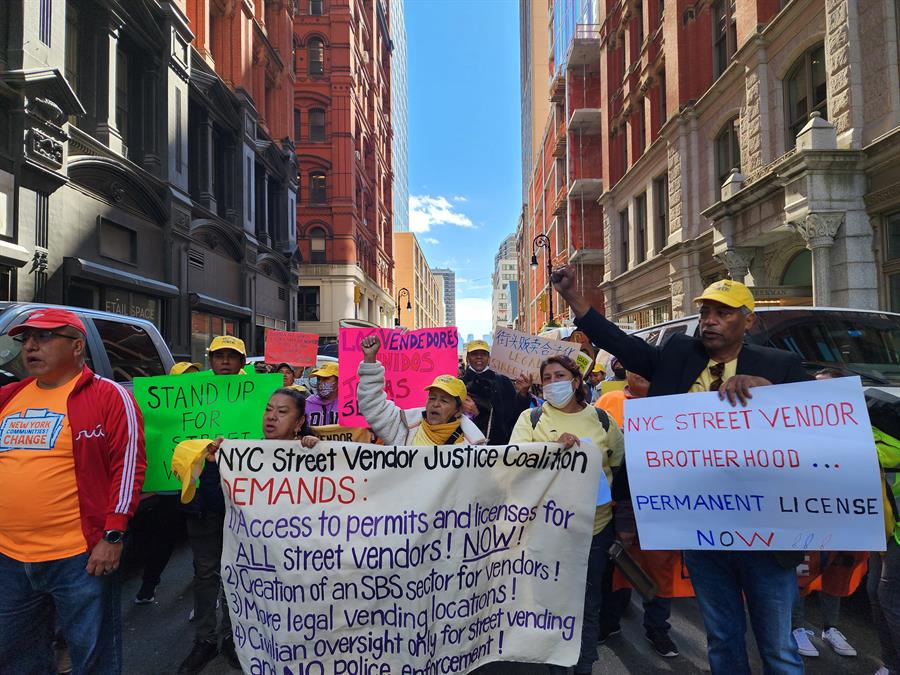 Vendedores ambulantes de la Gran Manzana participan en una marcha para reclamar licencias de venta ambulante (1)