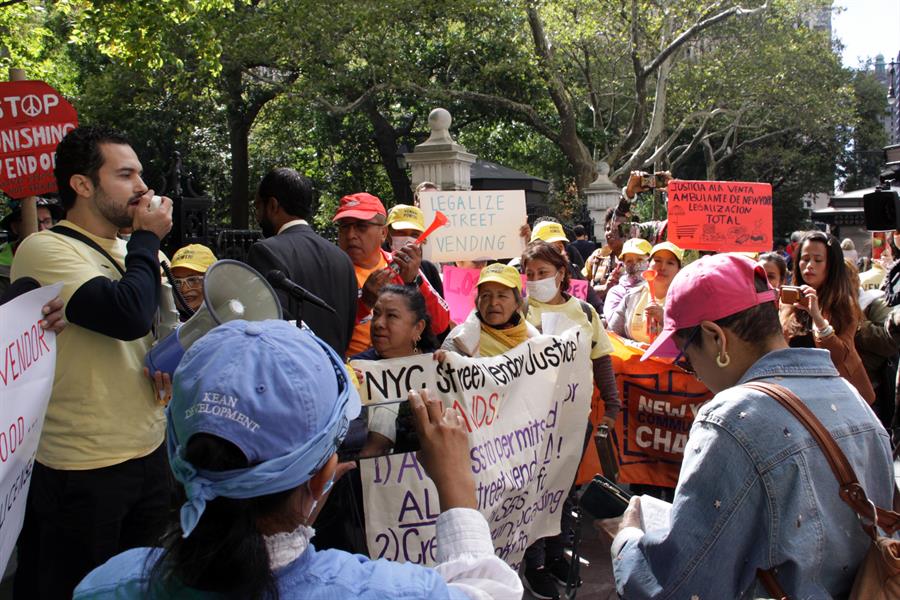Vendedores ambulantes de la Gran Manzana participan en una marcha para reclamar licencias de venta ambulante (1)