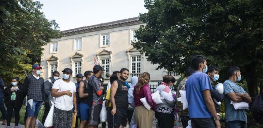 centenar de migrantes a la residencia de Kamala Harris (1)