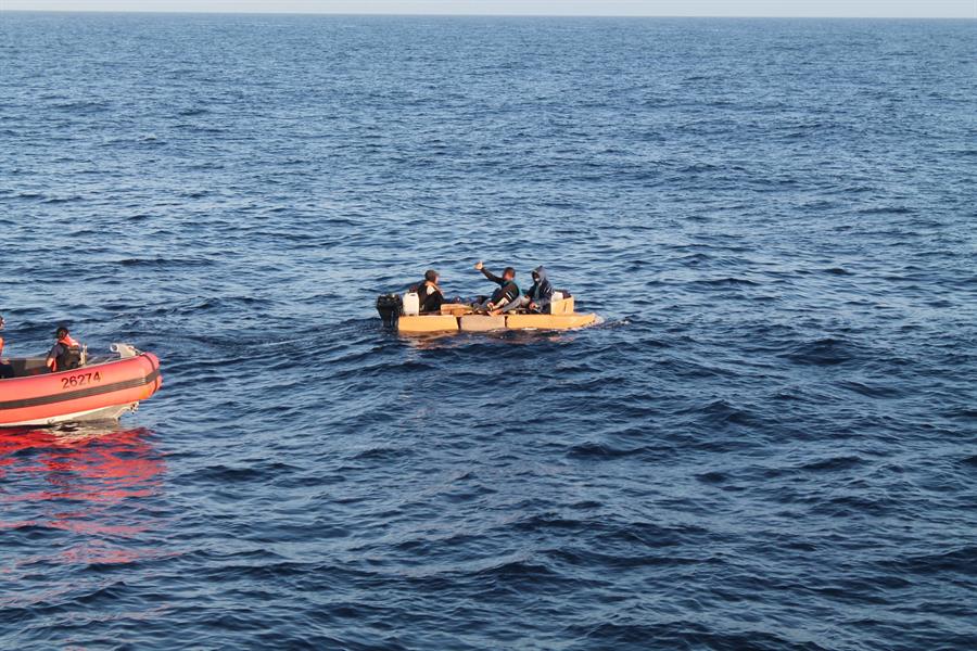 embarcación rústica con varios inmigrantes cubanos (2) inmigrantes