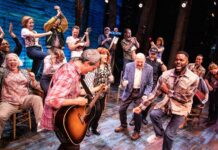 El musical sobre el 11-S que sigue levantando al público 21 años después escena del musical Come From Away (1)