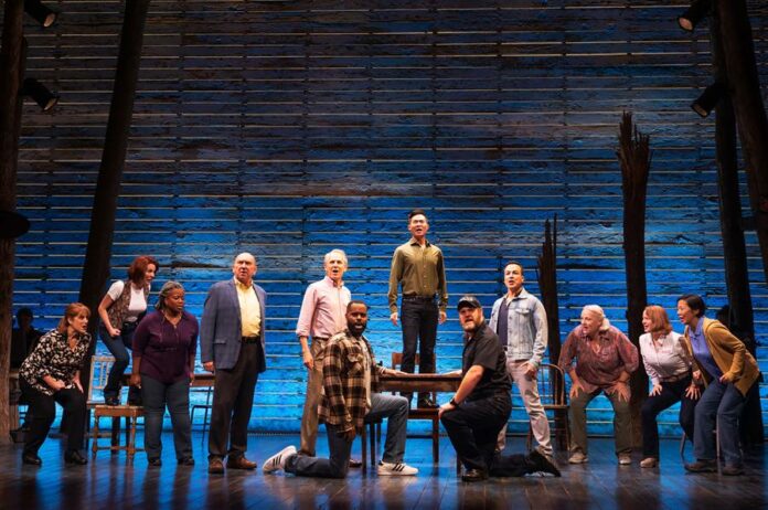 escena del musical Come From Away (2) escena del musical Come From Away (1)